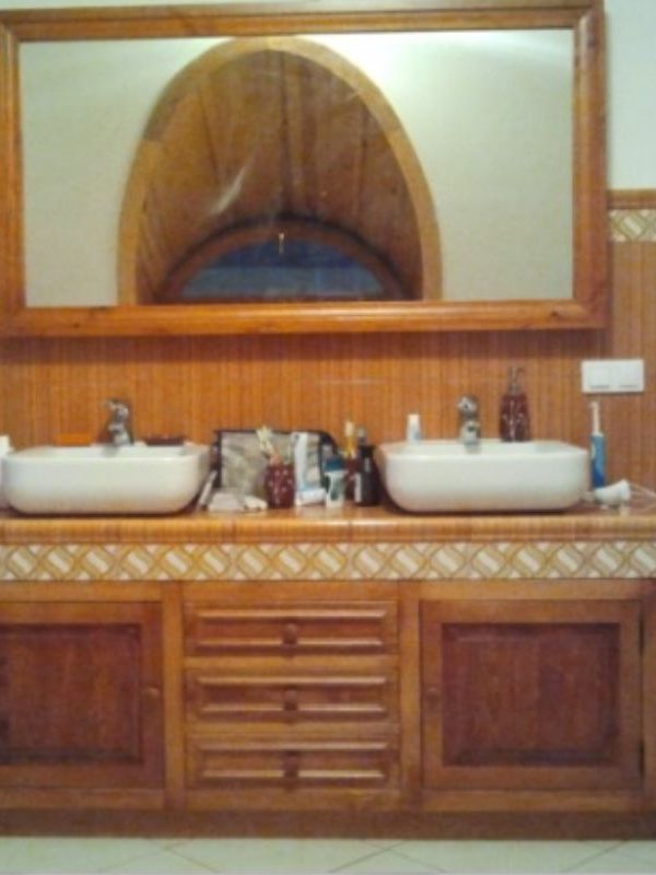 Meble do łazienki z murowanym blatem